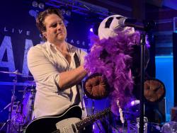 Andreas i Sannex får sånghjälp